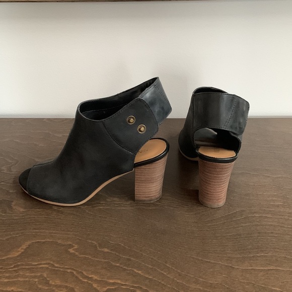 Nine West Liamo leather open toe snap close heels. Size 6. - Picture 3 of 6